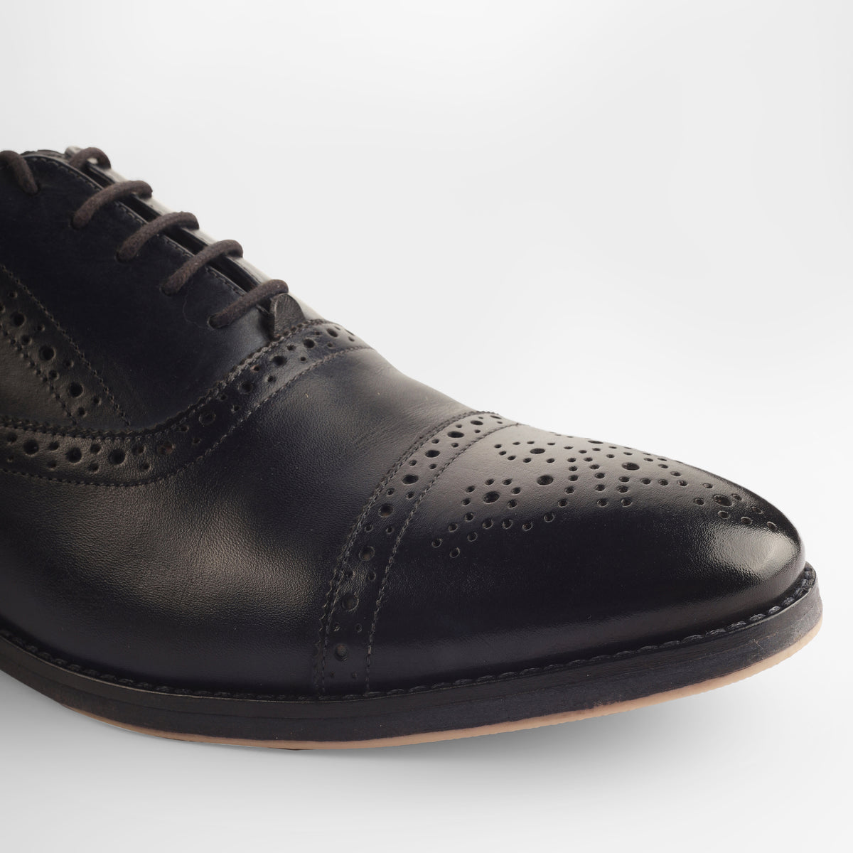 CROWNED BROGUE OXFORD SHOE (BLACK)